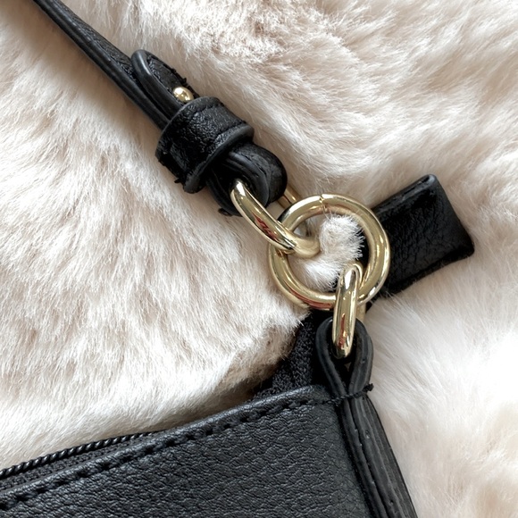 Tommy Hilfiger crossbody. - Picture 7 of 14